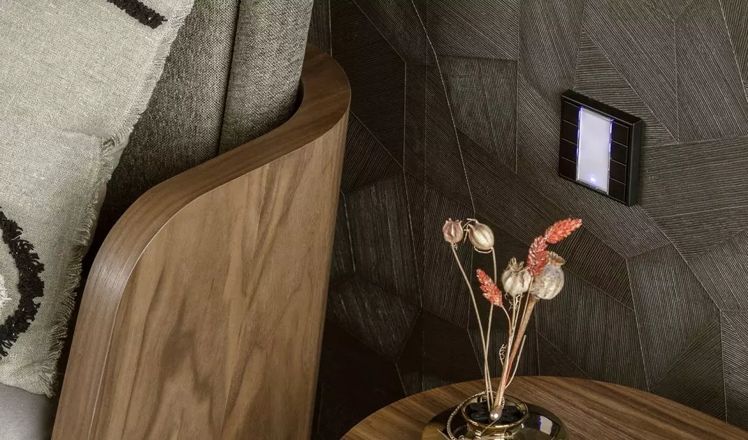 The bed is inspired by 1930s design.