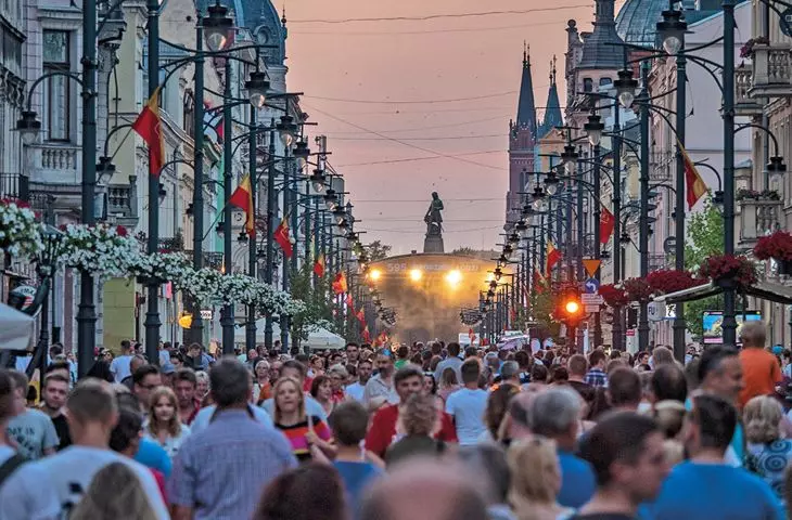 przez lata często pustawa ulica Piotrkowska zaczyna się zaludniać