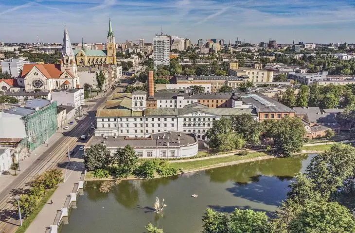 Biała Fabryka Geyera — tu uruchomiono pierwszą w Łodzi maszynę parową, dziś mieści się tu Centralne Muzeum Włókiennictwa