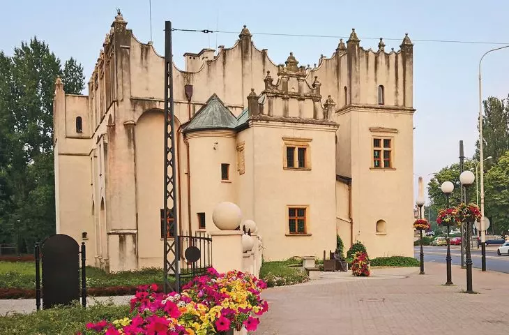 tak zwany Zamek, obronny dwór kapituły krakowskiej z XVI wieku to jeden ze składników dzisiejszej pabianickiej tożsamości
