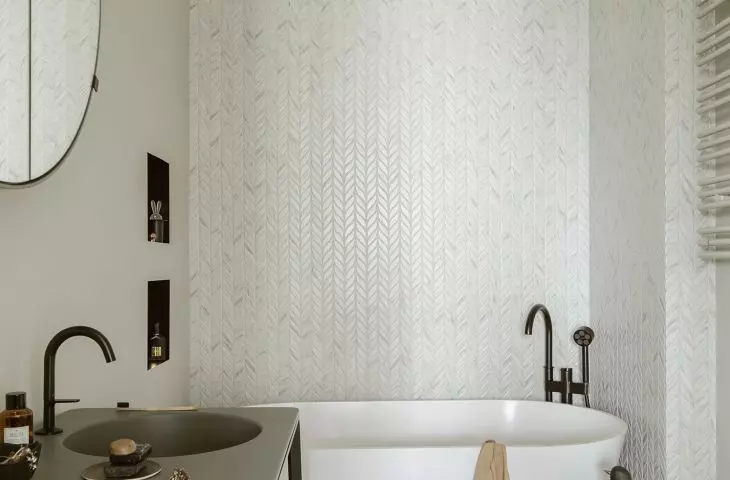 Illuminated bathtub