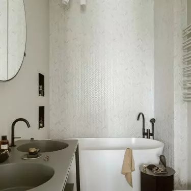 Illuminated bathtub