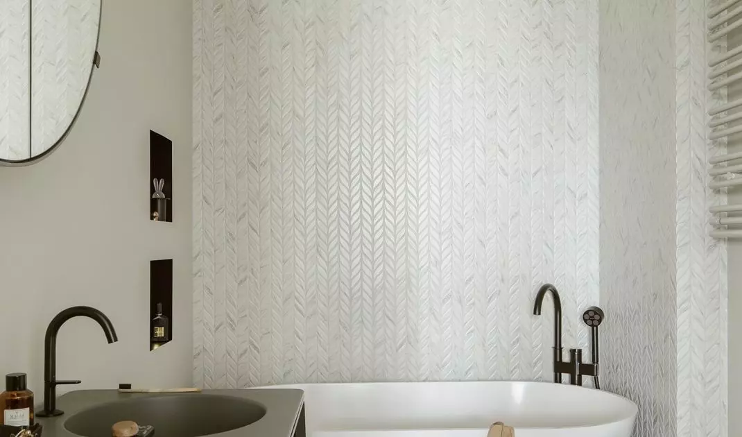 Illuminated bathtub