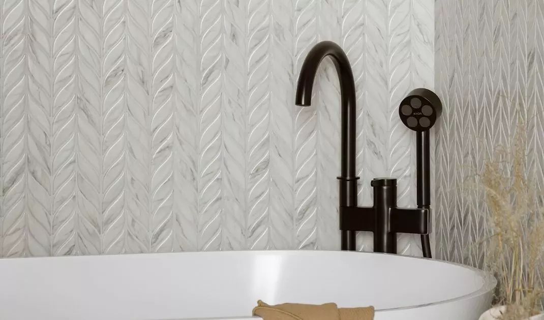 Na ścianie znajduje się mozaika ceramiczna