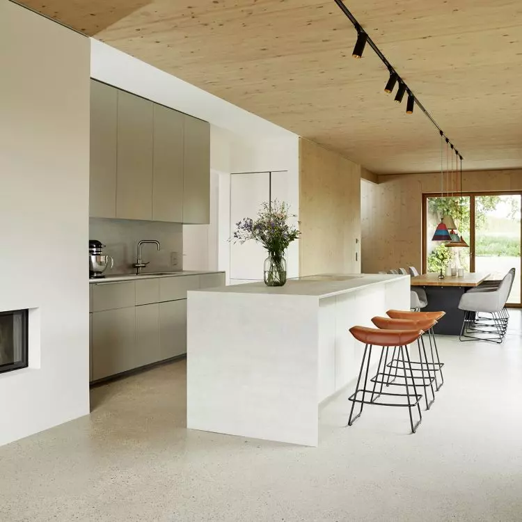 Kitchen finished with quartz sintered Laminam Pietra di Savoia Perla from the I-NATURALI collection