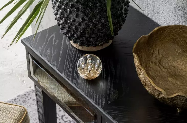Konsola Calisia z nogami z litego dębu ręcznie  ryflowanego oraz intarsją na blacie