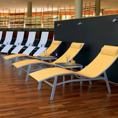 Specjalistyczna kolekcja leżanek producenta KARASEK z Wiednia. Ergonomiczna i elegancka forma leżanki, gwarantuje najwyższy komfort wypoczynku