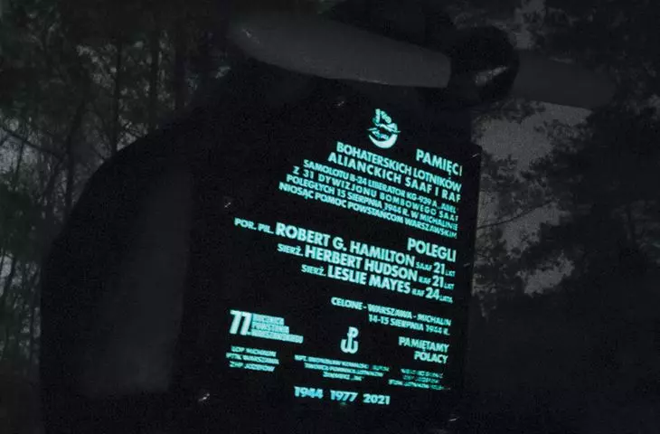 Farba GLOW AQUA akrylowa fosforyzująca, tablica pomnika lotników, realizacja NIEBO BEZ GRANIC