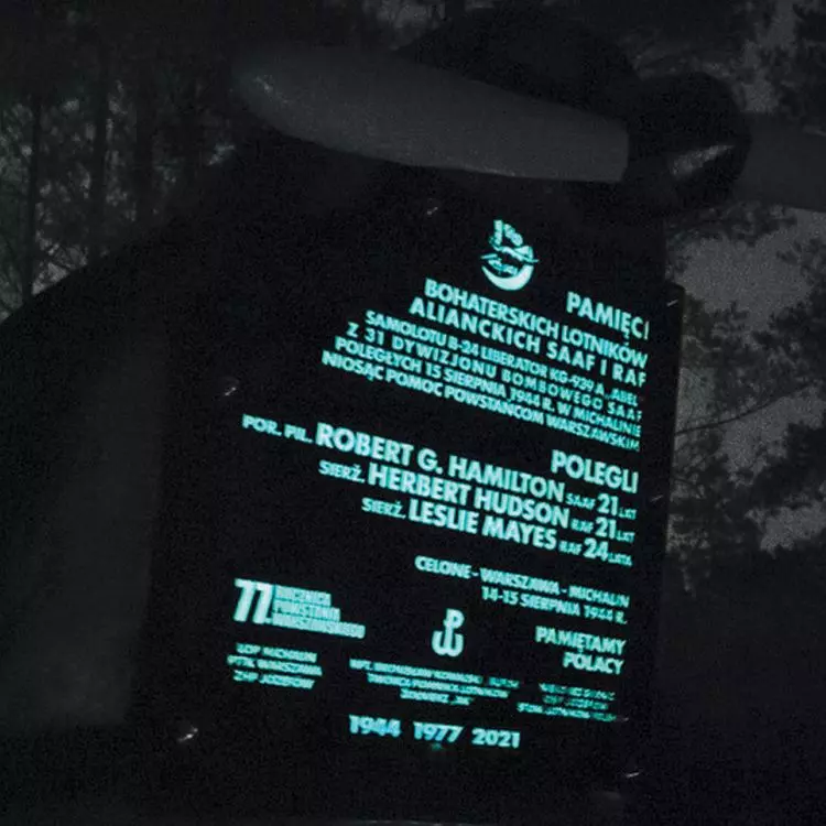 Farba GLOW AQUA akrylowa fosforyzująca, tablica pomnika lotników, realizacja NIEBO BEZ GRANIC