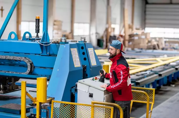Prefabrykacja wiązarów dachowych na hali produkcyjnej