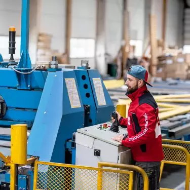 Prefabrykacja wiązarów dachowych na hali produkcyjnej