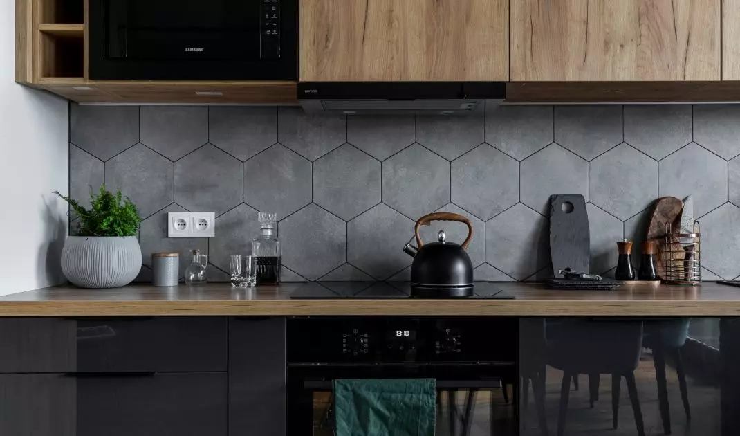 In the kitchen you will find hexagonal tiles