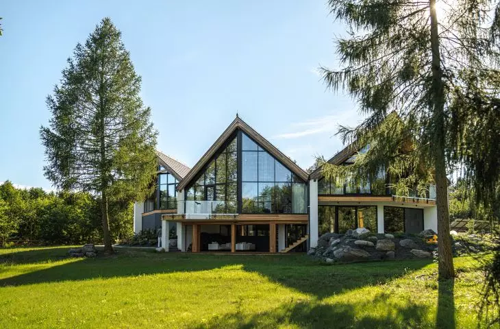 Dom w Lekartach, wiosną, widok od strony jeziora