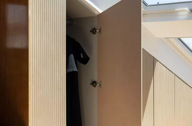 Jeden z boksów skrywa garderobę