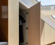 Jeden z boksów skrywa garderobę
