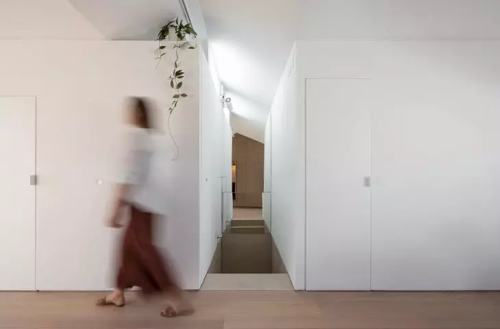 Wnętrze mieszkania pełne jest światła i bieli