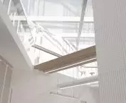 Szkło jest cichym przewodnikiem po wnętrzu. Przeplatane przez całość obiektu z drewnem oraz betonem, daje możliwość patrzenia na przestrzeń wokół.