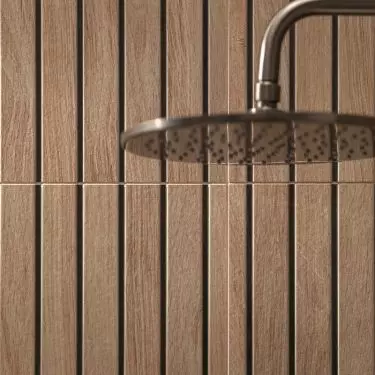 Tiles imitating wood in the shower area