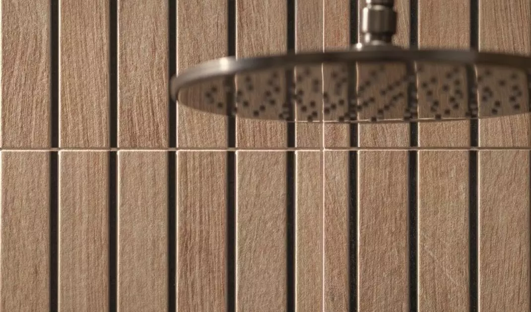Tiles imitating wood in the shower area