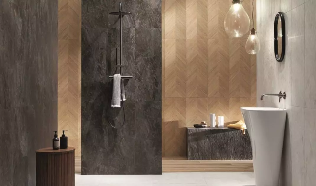 Wood-like tiles in the bathroom
