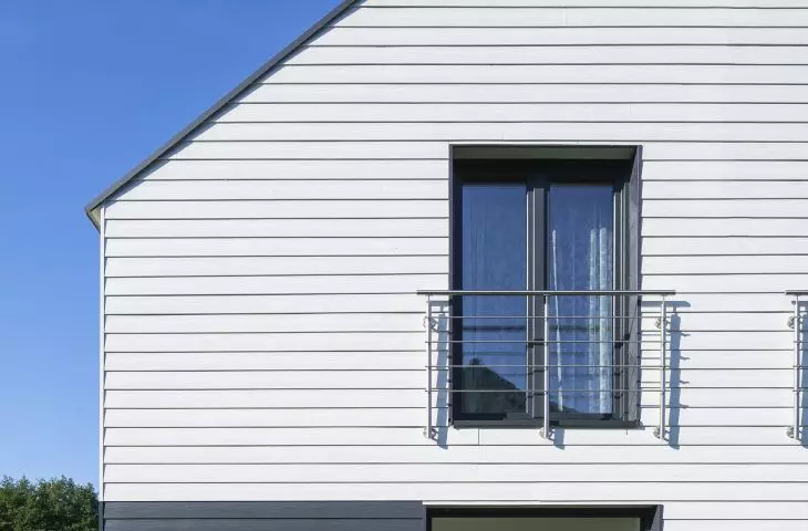 Single-family house in Walcz, facade made of Cedral LAP WOOD boards in two colors (C01 white, C18 slate gray)