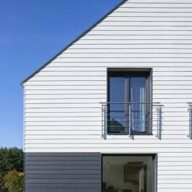 Single-family house in Walcz, facade made of Cedral LAP WOOD boards in two colors (C01 white, C18 slate gray)