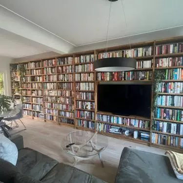 Bookcase with pedestal and TV area. Oak microsawn oil clear wax in material thickness of 3 cm.