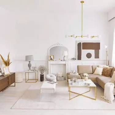 French-style interiors are distinguished by eclecticism
