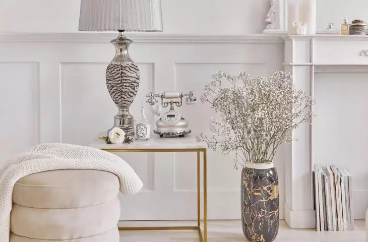 Vintage accessories will give your interior a Parisian chic look