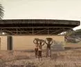 Budynek został wykonany w technologii Superadobe a dach pokrywa trzcina i maty bambusowe