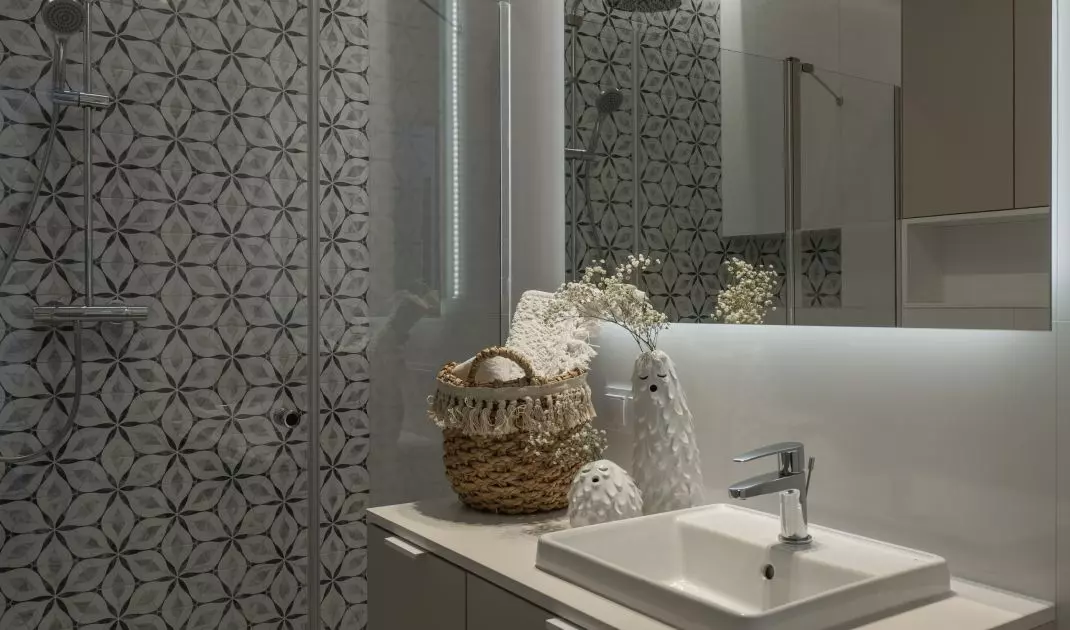 Hexagonal tiles in the bathroom