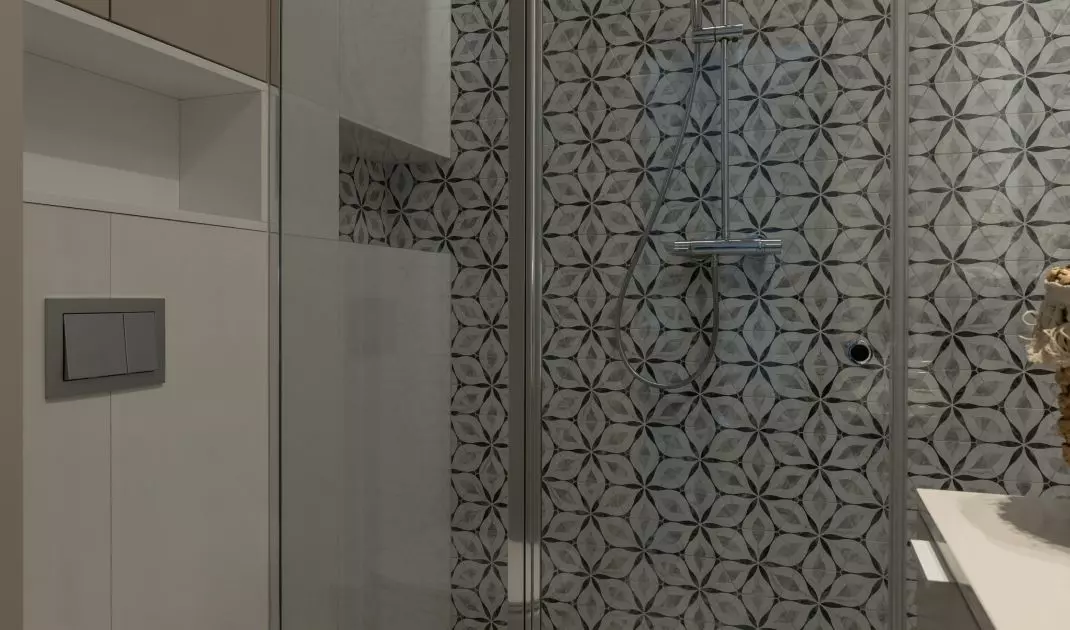Bathroom with decorative tiles