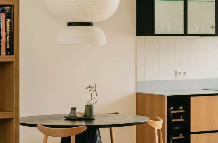 lampa i stół w jadalni &Tradition