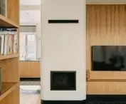 we wnętrzu dominują biel, czerń i drewno
