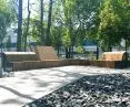 istotnym elementem założenia było zmniejszenie ingerencji w przestrzeń, także przez  dostosowanie małej architektury