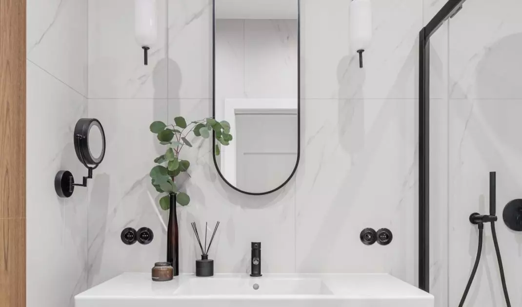 Bathroom in white and black