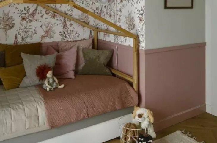 Children's room in shades of pastel pink