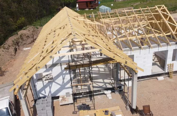 Dach dwuspadowy z otwartą przestrzenią nad tarasem. Realizacja w Makowicach