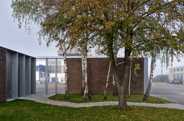 celem architektów było aby ludzie, idąc codziennie do pracy, przechodzili między drzewami, zamiast iść między fabrykami