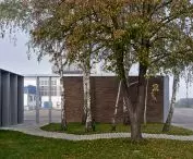 celem architektów było aby ludzie, idąc codziennie do pracy, przechodzili między drzewami, zamiast iść między fabrykami