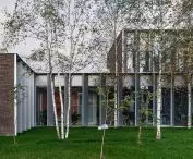 architekci posadzili więcej drzew, aby zapewnić cień