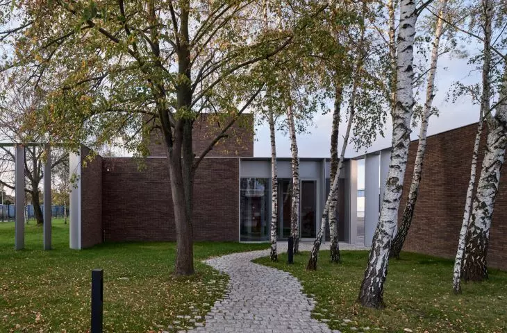 zieleń podkreśla wejście do budynku