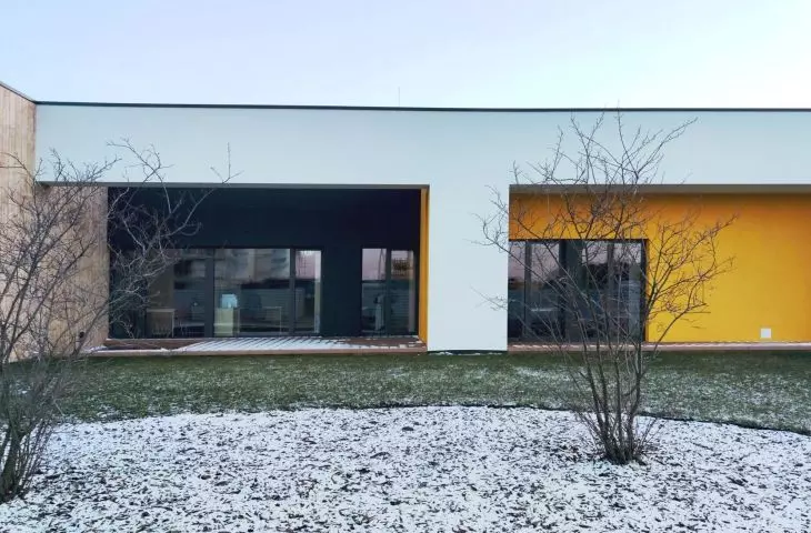 Przedszkole w Opolu to prosty, parterowy budynek