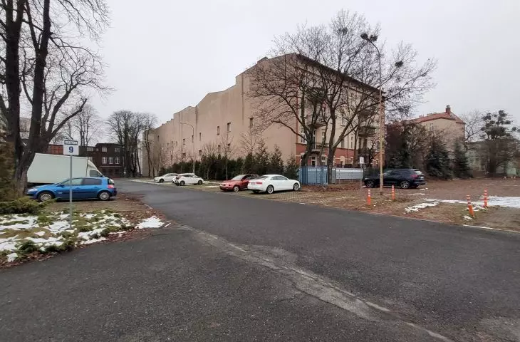 The area of the former barracks, the parking lot and the blind wall of the development complex on Skryta Street