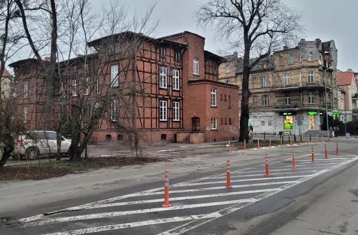 Site of former barracks, entrance to parking lot from Matejki Street 