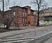 Teren dawnych koszar, wjazd na parking od strony ul. Matejki 