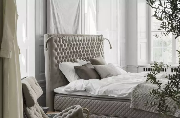 Łóżko DUX Xcluzive i fotel Pernilla 66