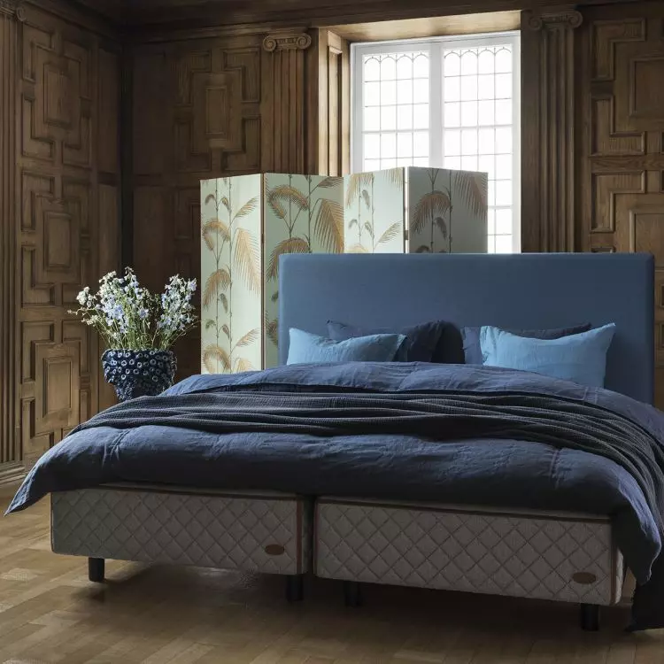 DUX 1001 bed with Astoria headboard