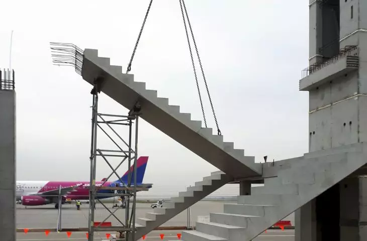 Installation of prefabricated staircase at Pyrzowice airport
