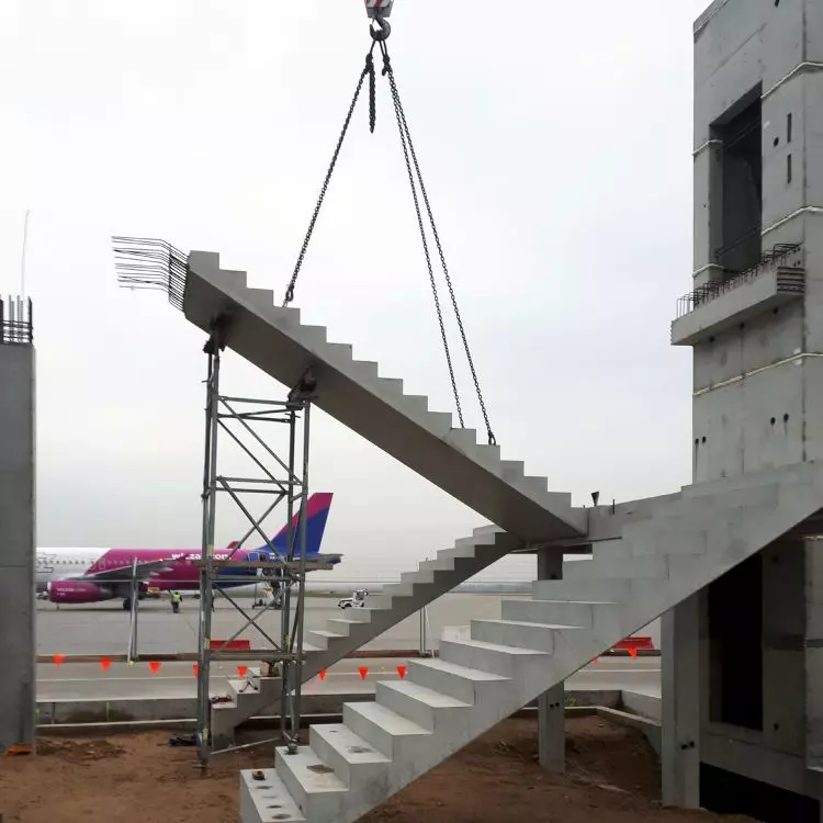 Montaż klatki schodowej z prefabrykatów na lotnisku Pyrzowice